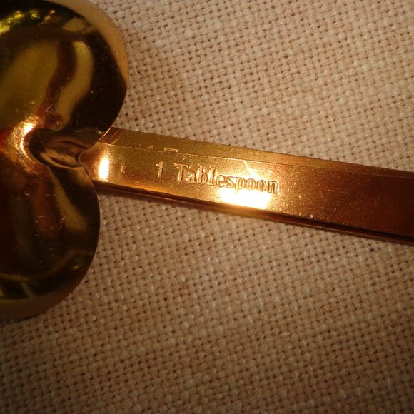 NEW Gold Heart Shaped Measuring Spoons/ Vtg. Glass PYREXRed Print Measuring Cup - Picture 15 of 16